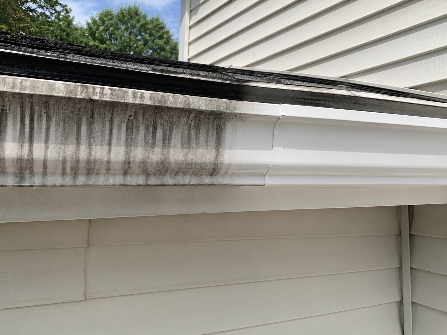 Gutter brightening before and after showing tiger-stripe oxidation removal – Lawndash Powerwashing